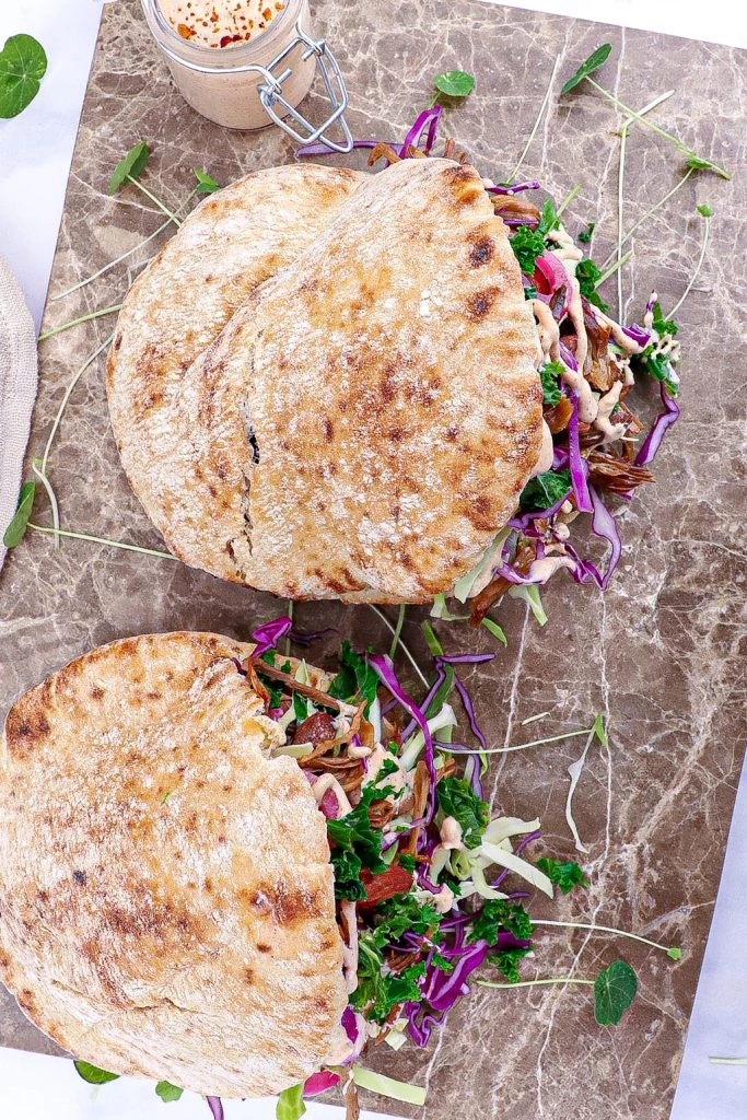 Pulled lamb pita - Opskrift med kålsalat og chilidressing