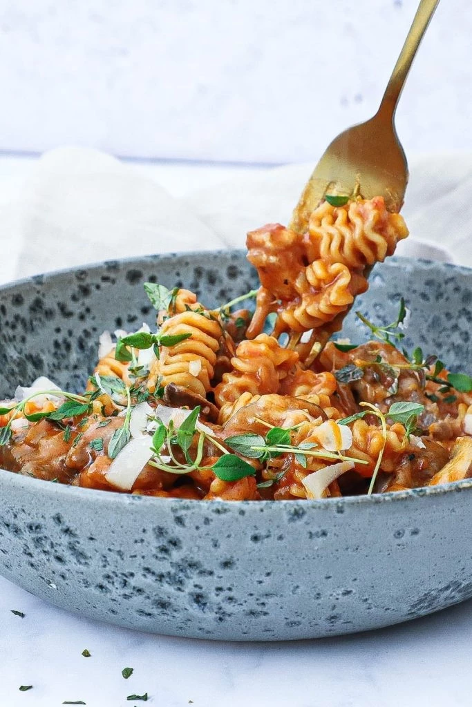 One pot pasta - Opskrift med oksekød, svampe, tomat og ost