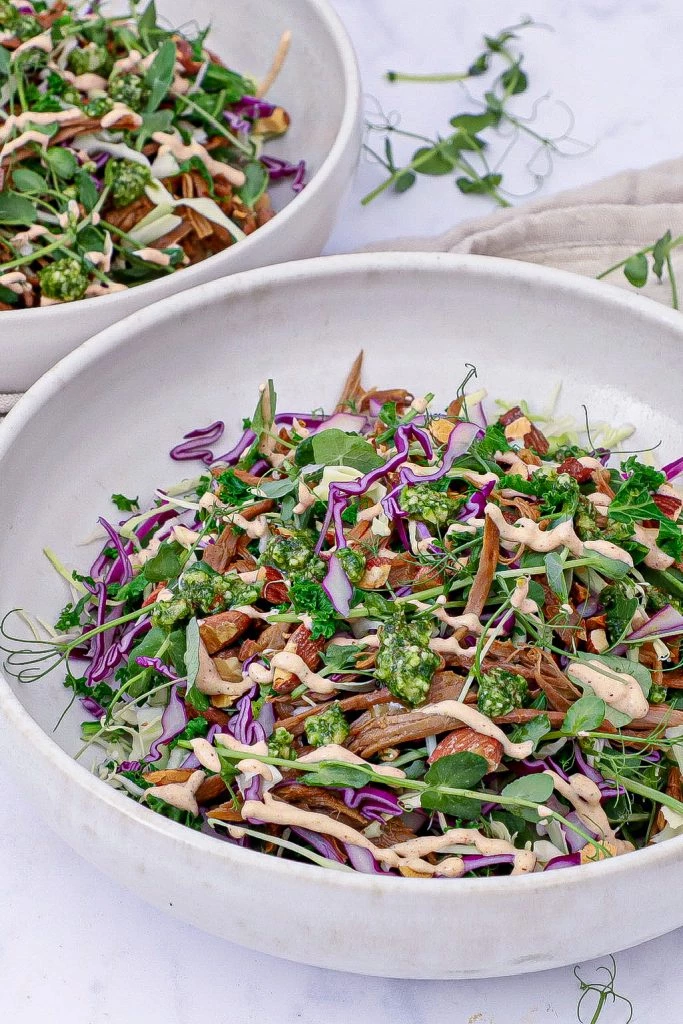 Pulled lamb salat - Opskrift med kål, pesto og chilidressing