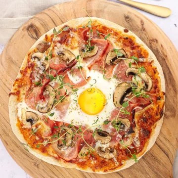 Pizza bismarck - Opskrift på skinke pizza med spejlæg