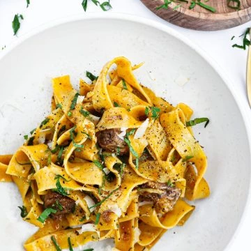 Braiserede oksehaler - Opskrift på oksehaleragout med pasta