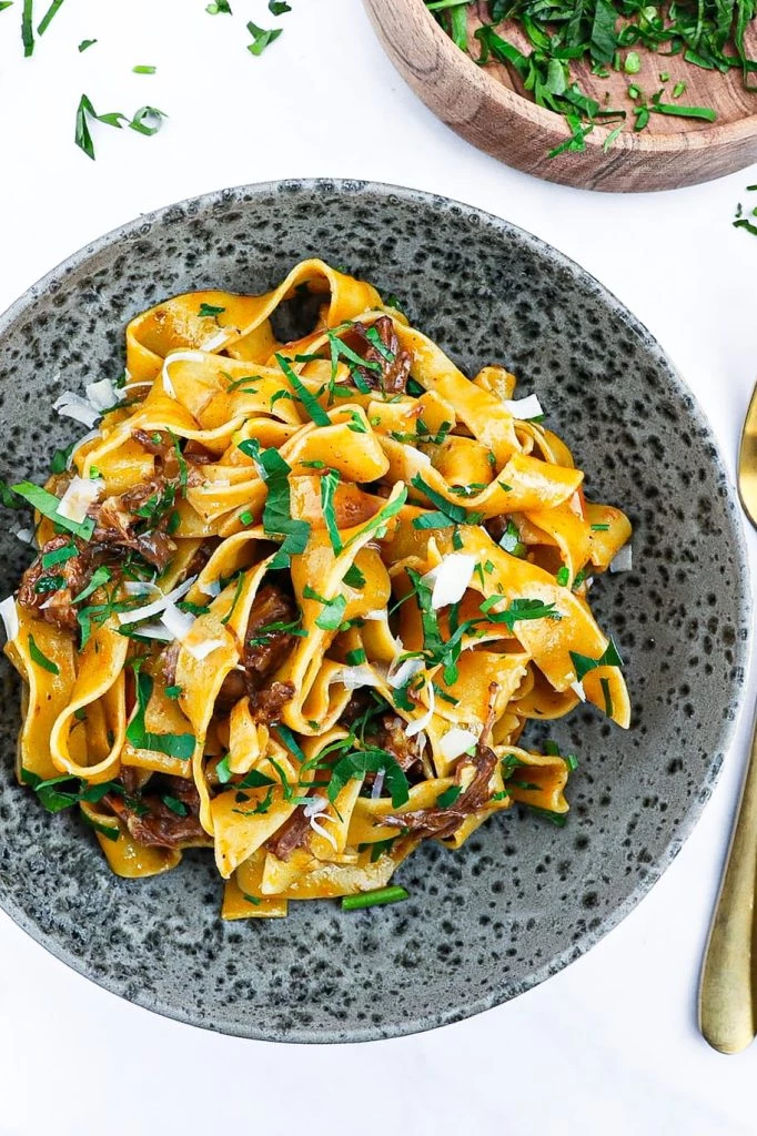 Braiserede oksehaler - Opskrift på oksehaleragout med pasta
