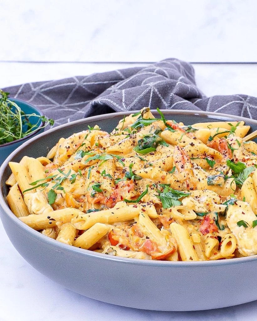 Pasta med kylling i spicy cremet tomatsauce - Opskrift på nem pasta