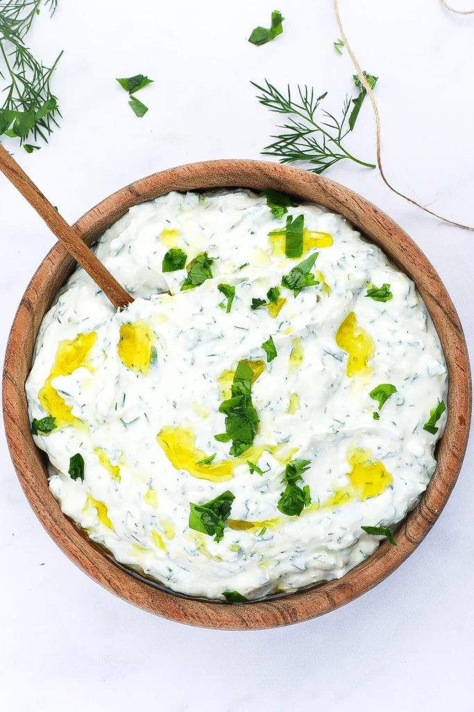 Haydari - Opskrift på tyrkisk yoghurt dip med feta og urter
