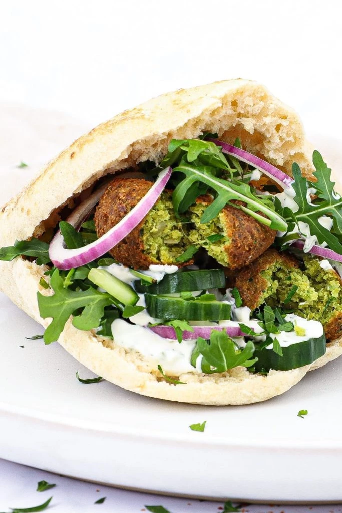 Pita med falafel - Opskrift på pitabrød med falafler