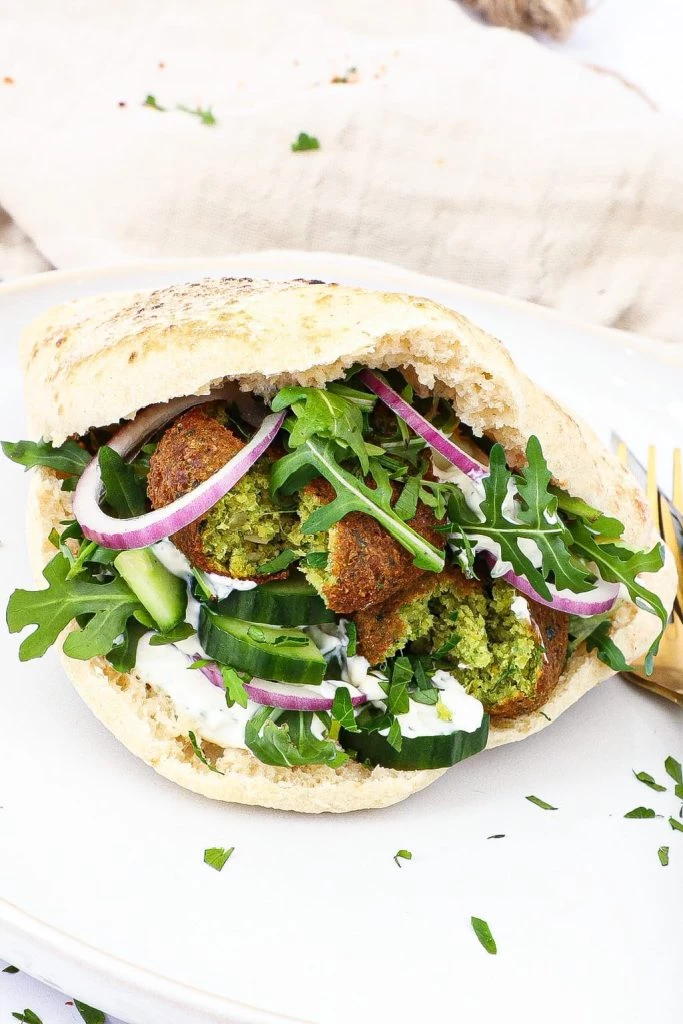 Pita med falafel - Opskrift på pitabrød med falafler
