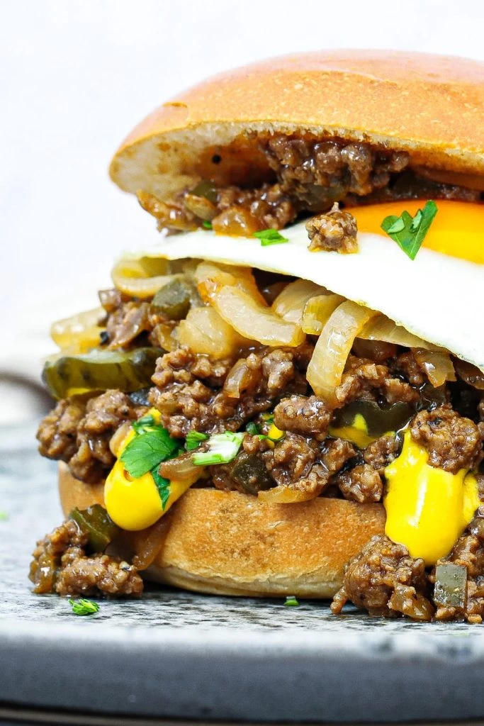 Millionbøf burger med spejlæg - Opskrift på snasket burger