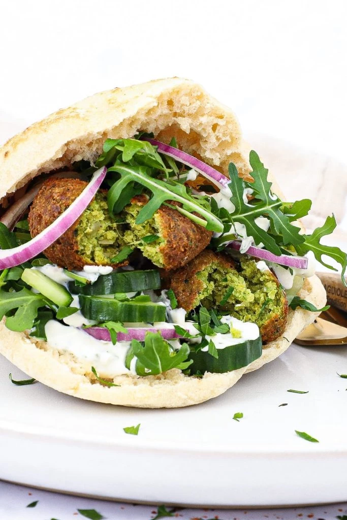 Pita med falafel - Opskrift på pitabrød med falafler