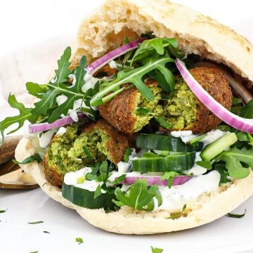 Pita med falafel - Opskrift på pitabrød med falafler