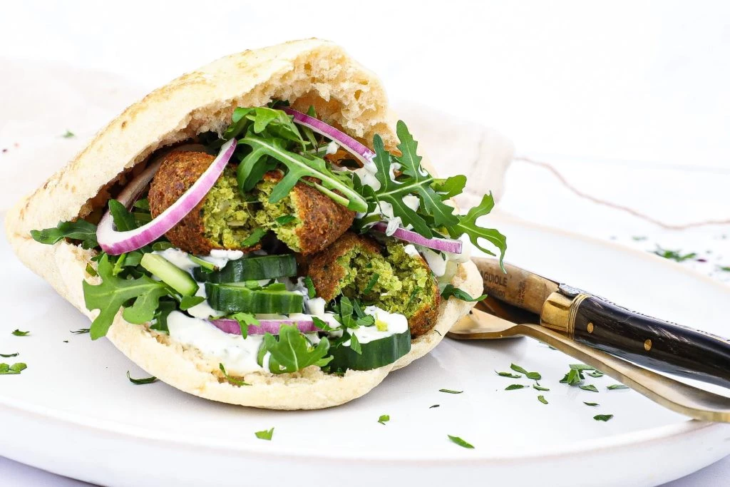 Pita med falafel - Opskrift på pitabrød med falafler