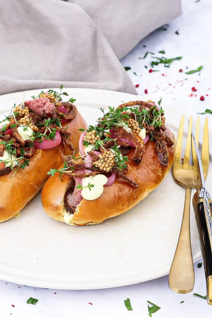Steak dogs med bearnaise og løg - Opskrift på gourmet hotdogs