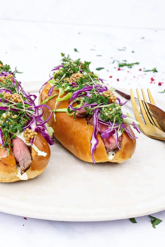 Steak dog med oksemørbrad - Opskrift på gourmet hotdog