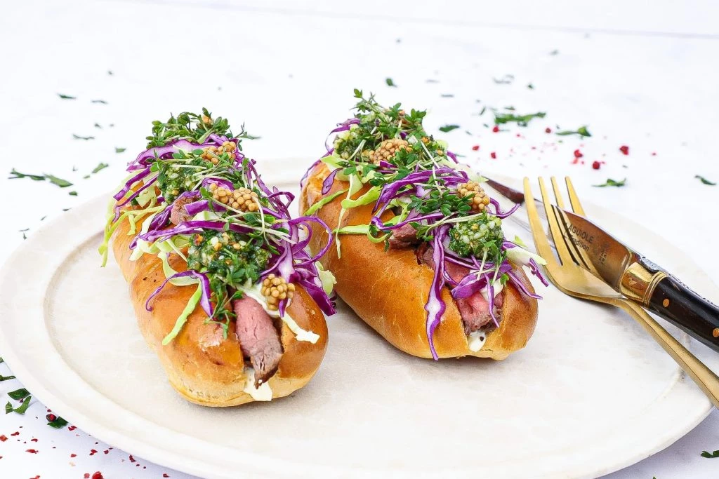 Steak dog med oksemørbrad - Opskrift på gourmet hotdog