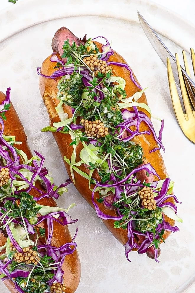 Steak dog med oksemørbrad - Opskrift på gourmet hotdog