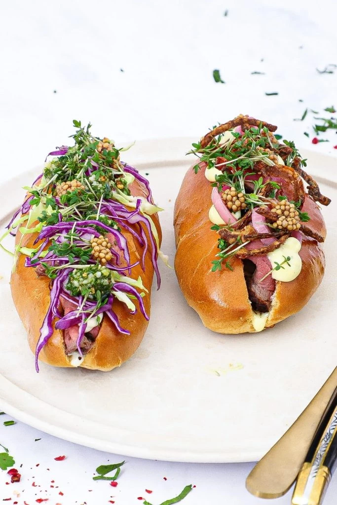 Steak dog med oksemørbrad - Opskrift på gourmet hotdog