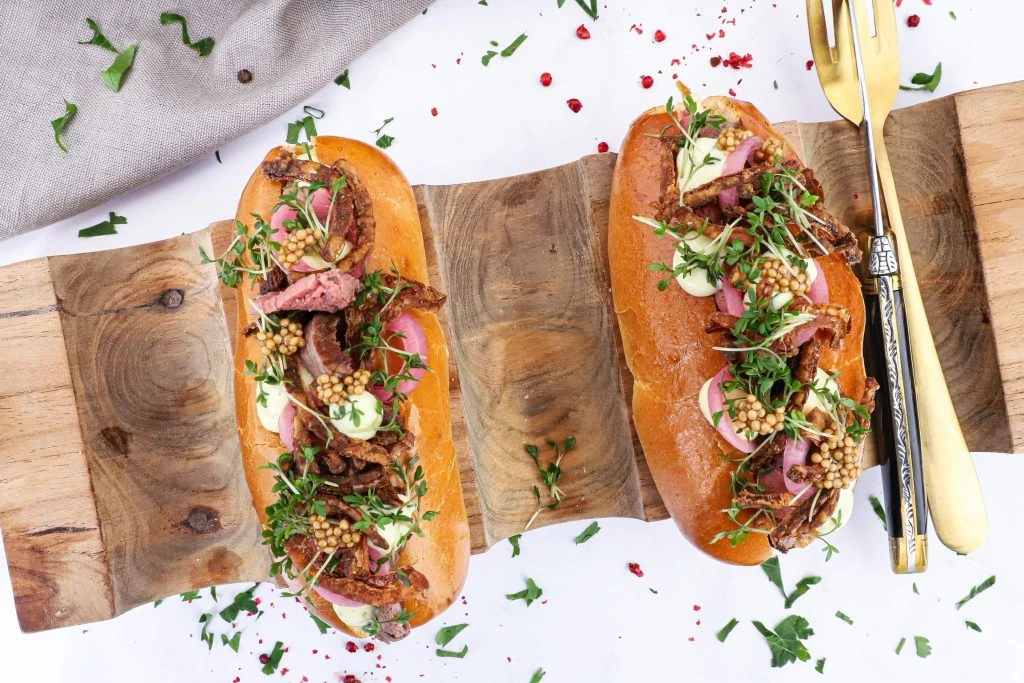 Steak dogs med bearnaise og løg - Opskrift på gourmet hotdogs