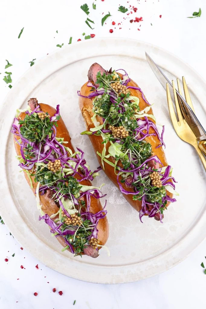 Steak dog med oksemørbrad - Opskrift på gourmet hotdog
