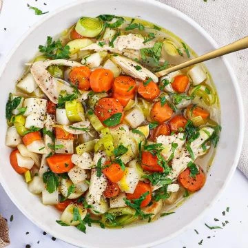 Klassisk hønsekødssuppe - Opskrift på hønsekødssuppe