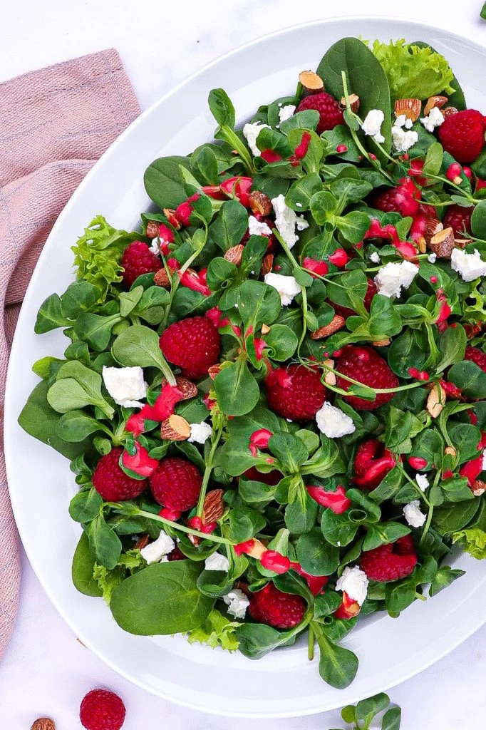 Grøn salat med hindbær - Opskrift på hindbærsalat med feta
