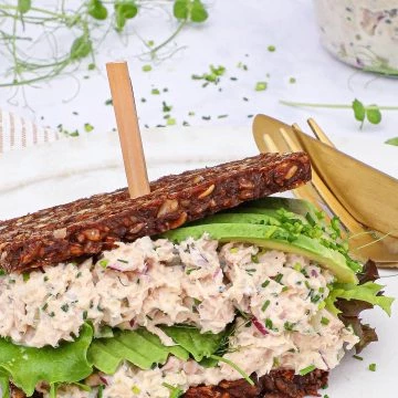 Tunsandwich - Opskrift på ristet rugbrødssandwich med tunsalat