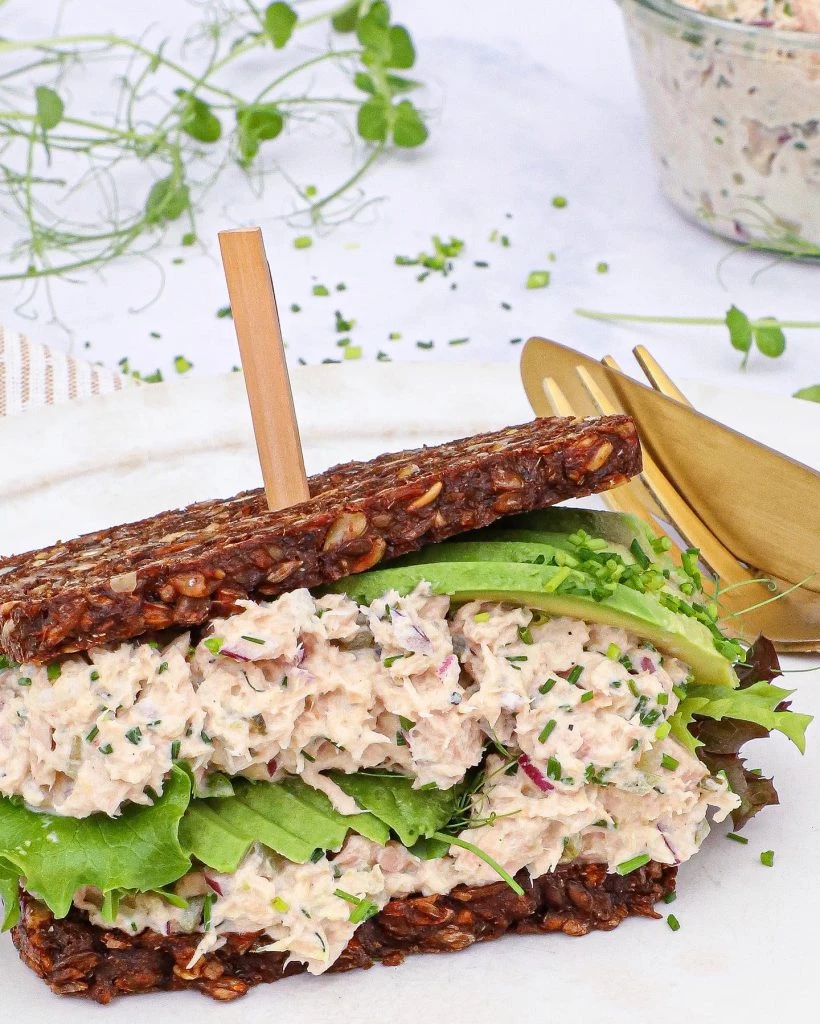 Tunsandwich - Opskrift på ristet rugbrødssandwich med tunsalat
