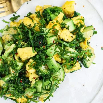 Scrambled eggs med grøntsager - Opskrift på sund morgenmad
