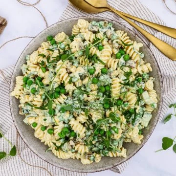 Pastasalat med karrydressing - Opskrift på pastasalat med karry og bacon