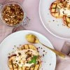 Grillet æble med råcreme og crumble - Opskrift på grillet dessert