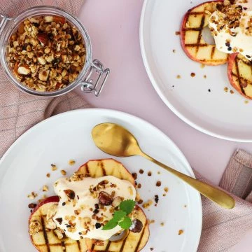 Grillet æble med råcreme og crumble - Opskrift på grillet dessert