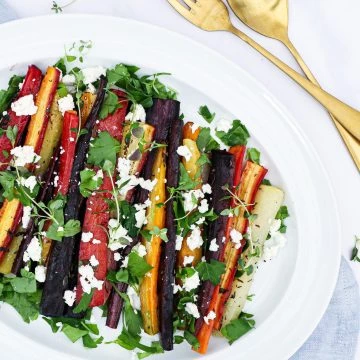 Bagte gulerødder - Opskrift på citronbagte gulerødder med feta