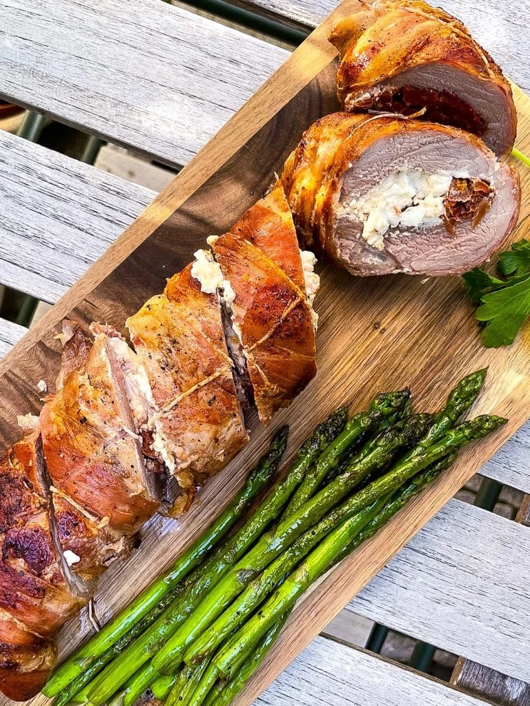 Fyldt svinemørbrad - Opskrift med soltørrede tomater og feta