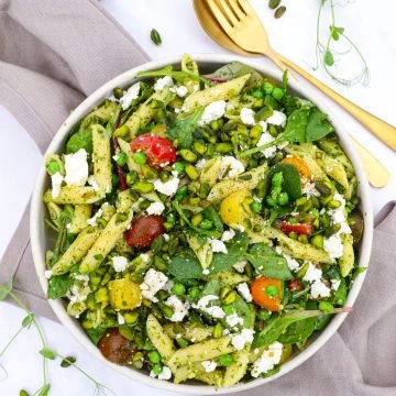 Pastasalat med pesto og tomater - Opskrift på nem pastasalat