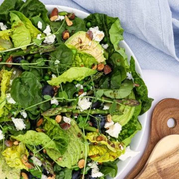 Nem opskrift på grøn salat med asparges, avocado, blåbær og feta