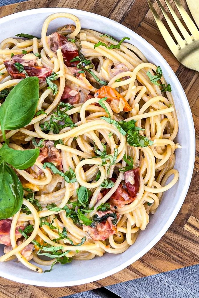Cremet pasta med panchetta og tomater - Opskrift på nem pasta