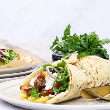 Græsk gyros med svinekød - Opskrift på græsk gyros pita