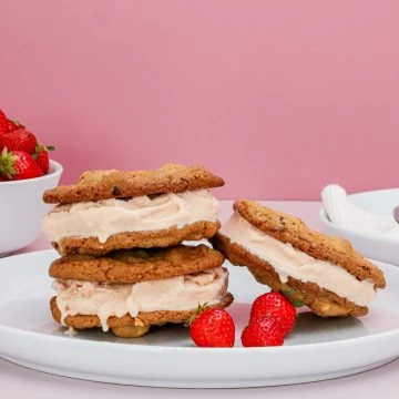 Cookie is-sandwich - Is-sandwich med jordbæris og cookies