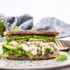 Tunsandwich med pesto og avocado - Opskrift på nem tunsandwich