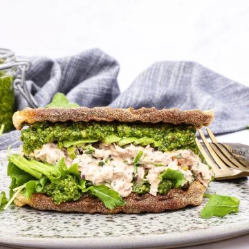 Tunsandwich med pesto og avocado - Opskrift på nem tunsandwich