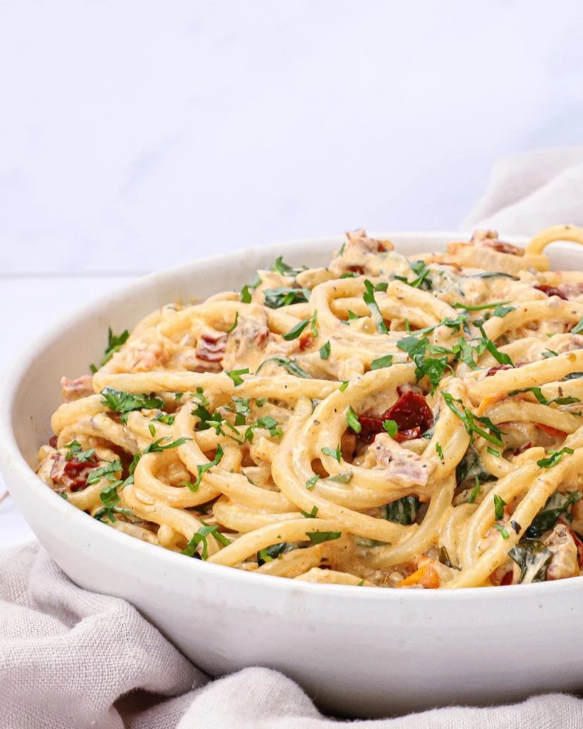 Cremet pasta med soltørrede tomater - Opskrift på nem pasta