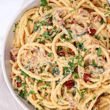 Cremet pasta med soltørrede tomater - Opskrift på nem pasta