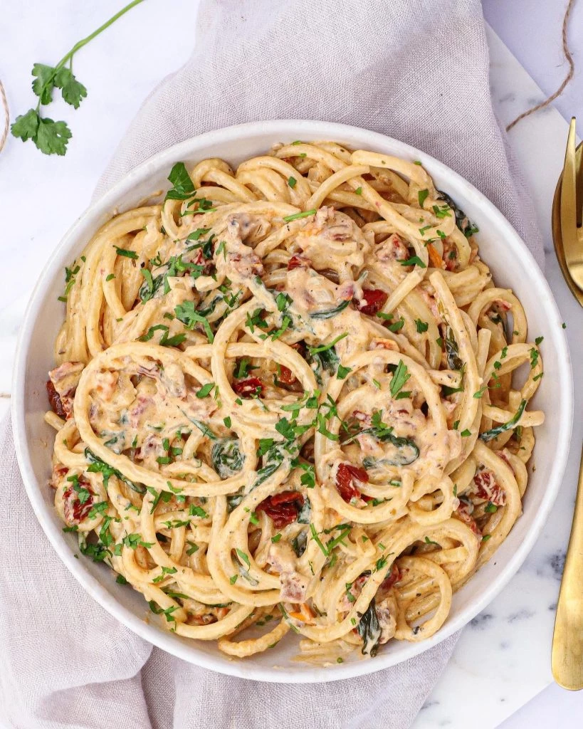 Cremet pasta med soltørrede tomater - Opskrift på nem pasta