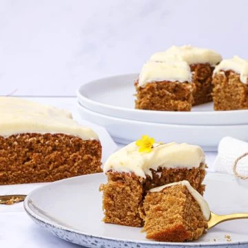 Gulerodskage med frosting - Opskrift på den bedste gulerodskage