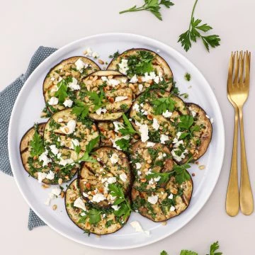 Grillet aubergine - Opskrift på aubergine med hvidløg og feta