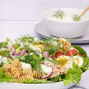 Salat med tun - Opskrift på måltidssalat med tun og dilddressing