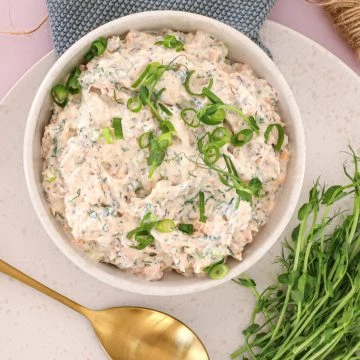 Varmrøget laksesalat - Opskrift på laksesalat med varmrøget laks