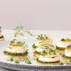 Smørstegt brød med pesto og gedeost - Opskrift på appetizer med gedeost