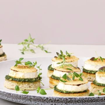 Smørstegt brød med pesto og gedeost - Opskrift på appetizer med gedeost