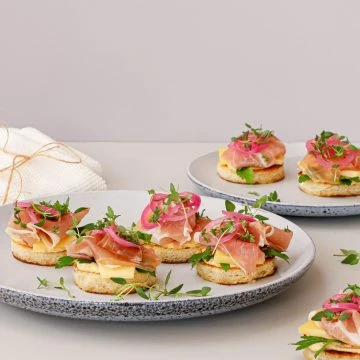 Smørstegt brød med sennepsmayo, serrano og ost - Opskrift på appetizer