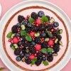 Nøddebund med brombærcreme - Opskrift på lækker brombærkage