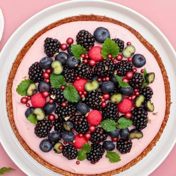 Nøddebund med brombærcreme - Opskrift på lækker brombærkage